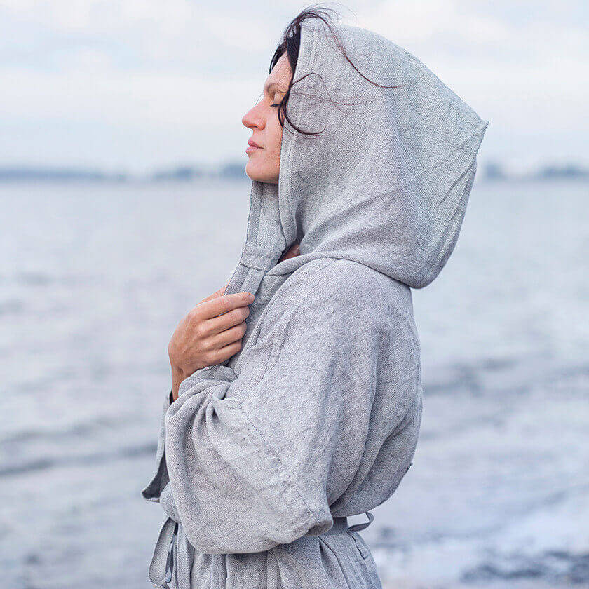 Lapuan Kankurit Kaste kylpytakki hupulla harmaa 2 Lapuan Kankurit Kaste Kylpytakki hupulla meren rannalla