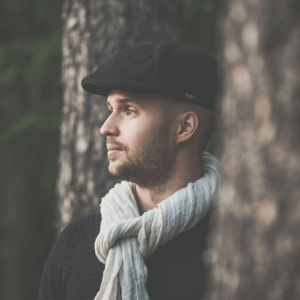 Tella Isto talvilakki puun takaa