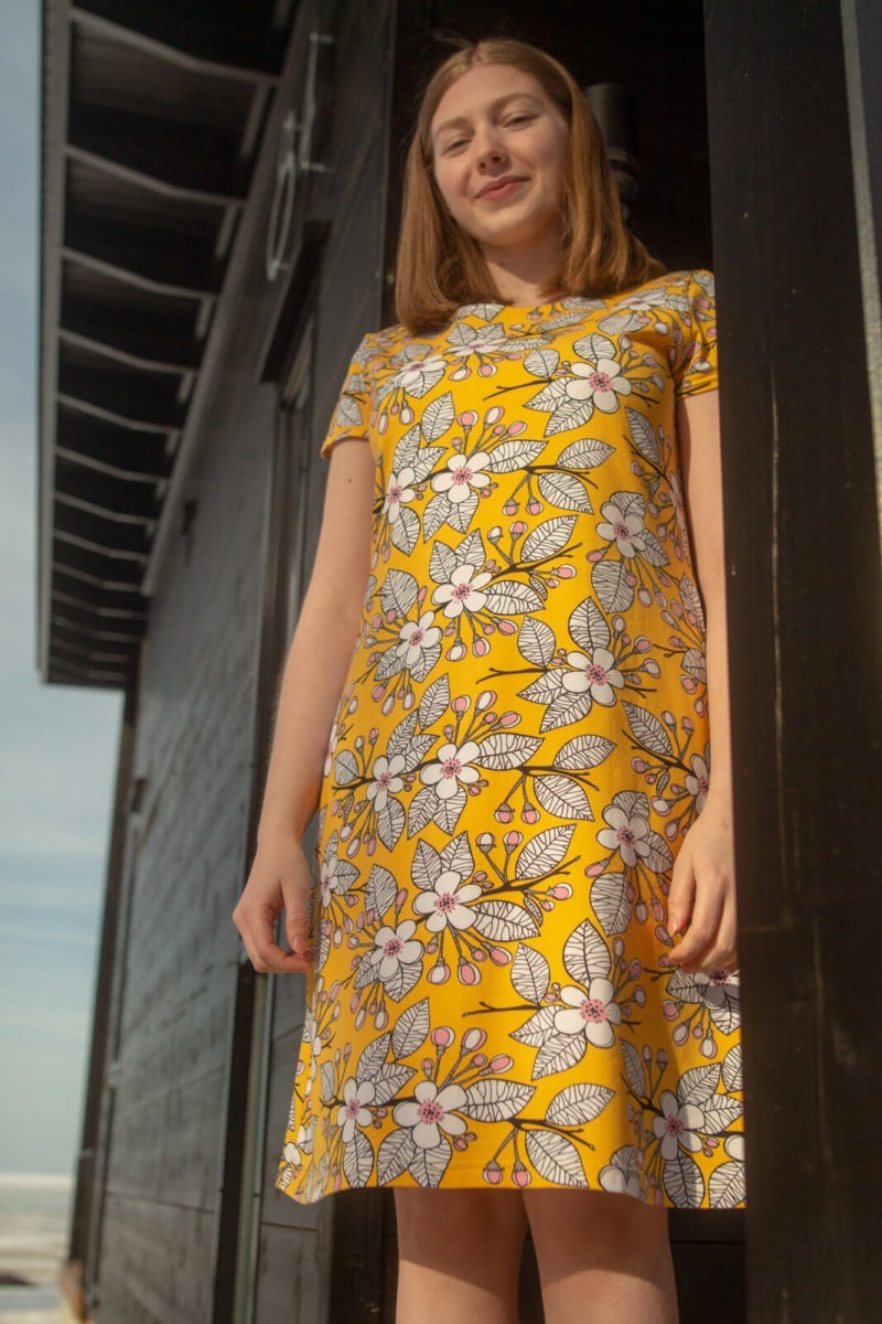 PaaPii Design Sointu mekko Omenapiha aurinko vaaleanpunainen 1