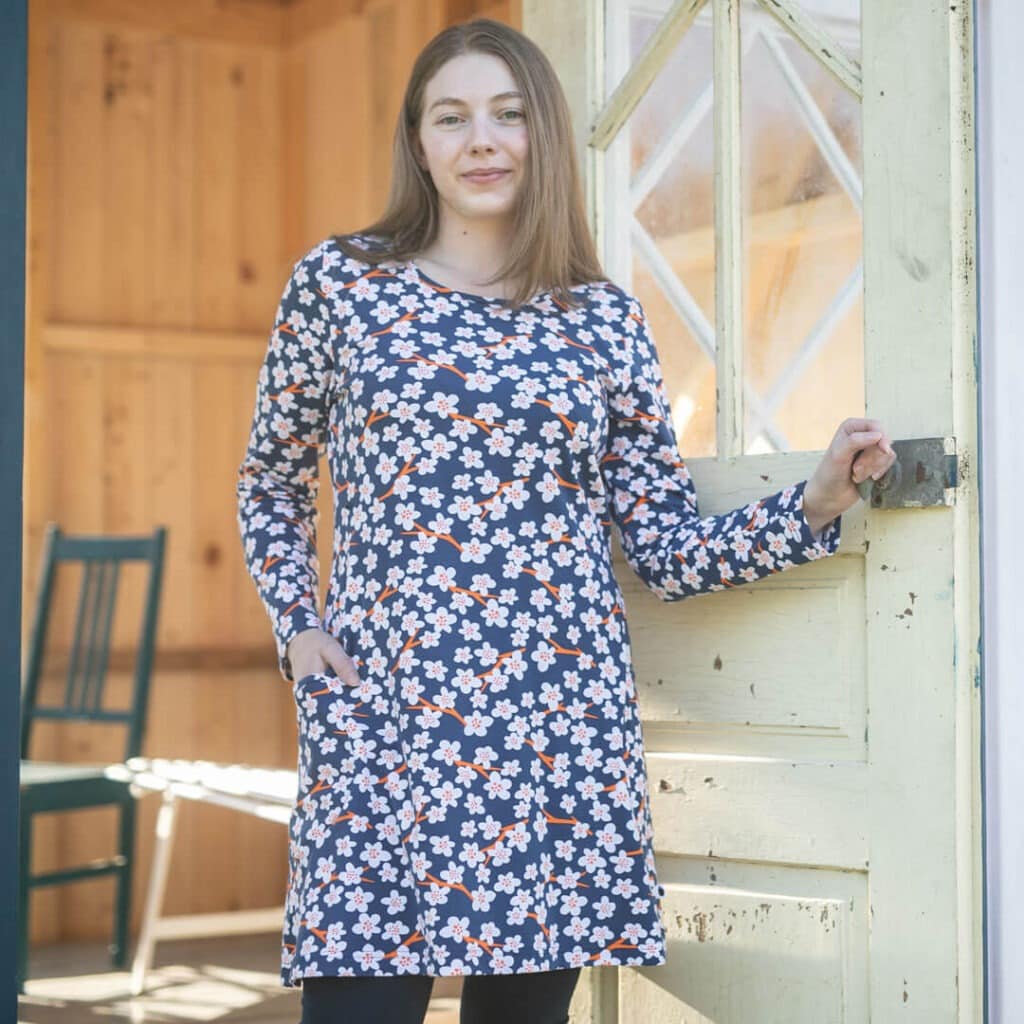 Tunikoiden ja mekkojen oikean koon valintaopas 11 PaaPii Design Kannel tunika Kirsikankukka mustikka-oranssi 1