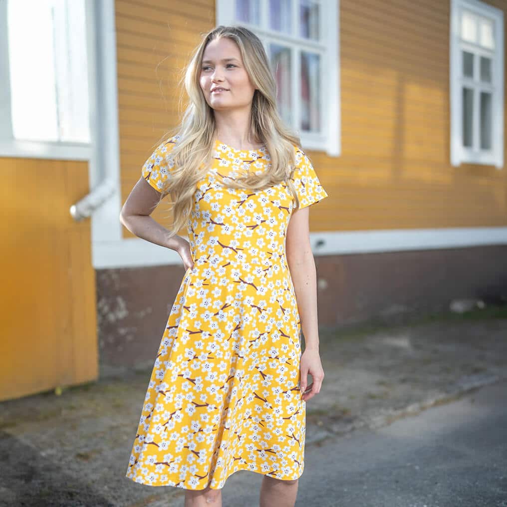 Tunikoiden ja mekkojen oikean koon valintaopas 28 PaaPii Design Julia mekko Kirsikankukka aurinko nelio