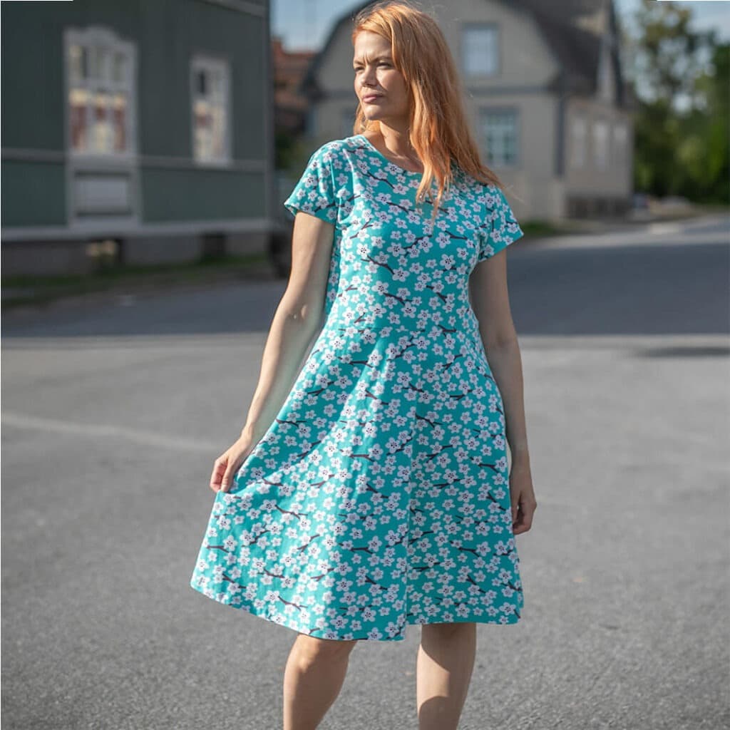 Tunikoiden ja mekkojen oikean koon valintaopas 29 PaaPii Design Julia mekko Kirsikankukka turkoosi nelio