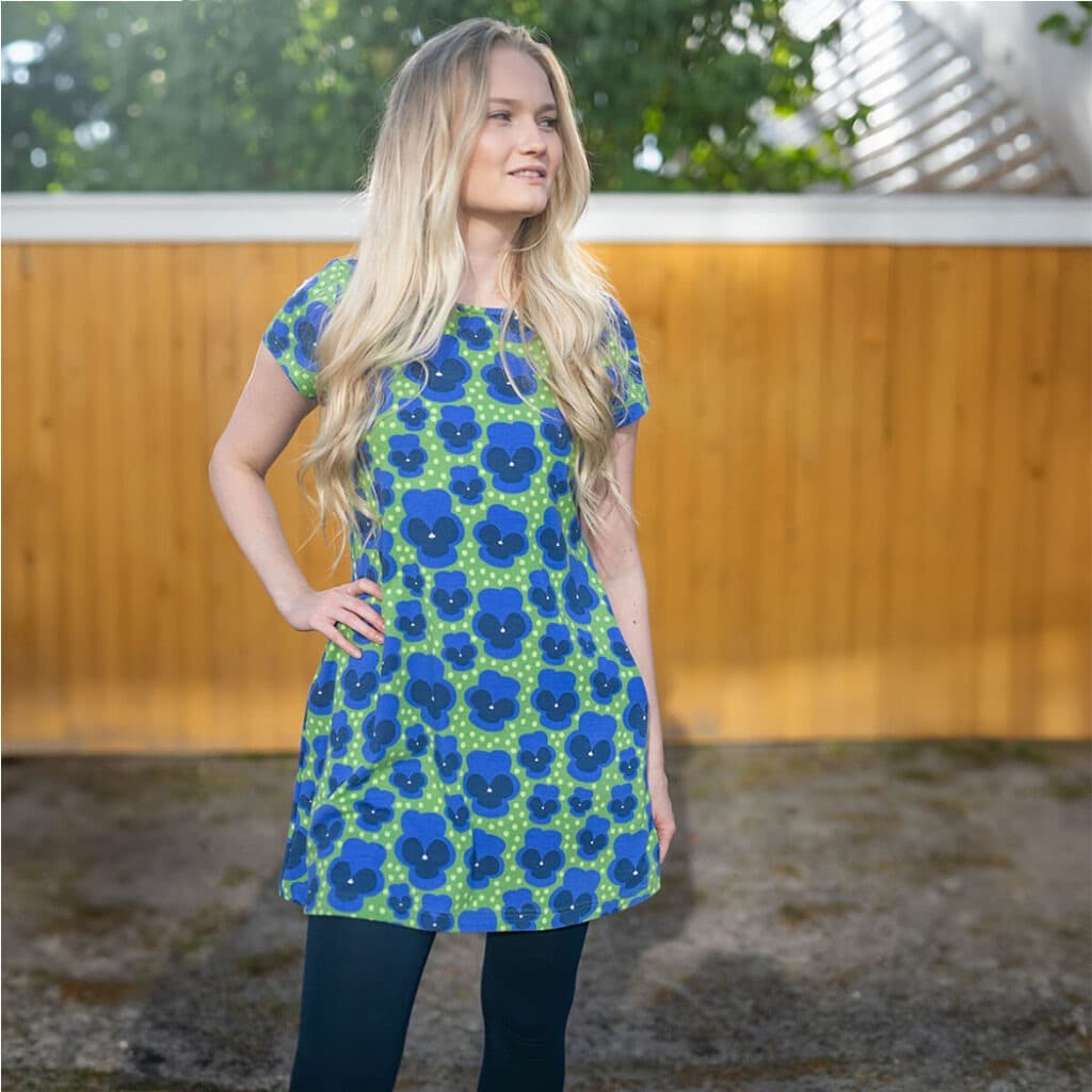 Tunikoiden ja mekkojen oikean koon valintaopas 13 PaaPii Design Lyyra tunika Orvokki sininen nelio